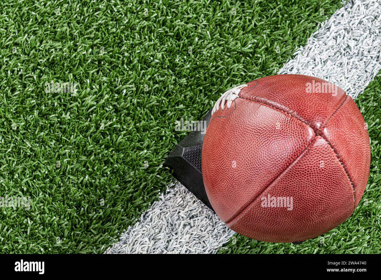 Una vista dall'alto del football americano su una maglietta da calcio con la linea del cortile Foto Stock