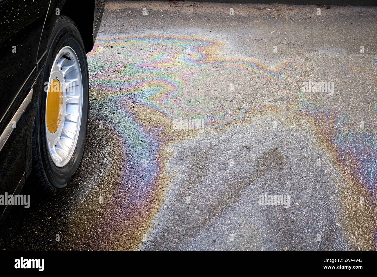 Perdita d'olio sotto l'auto immagini e fotografie stock ad alta risoluzione  - Alamy