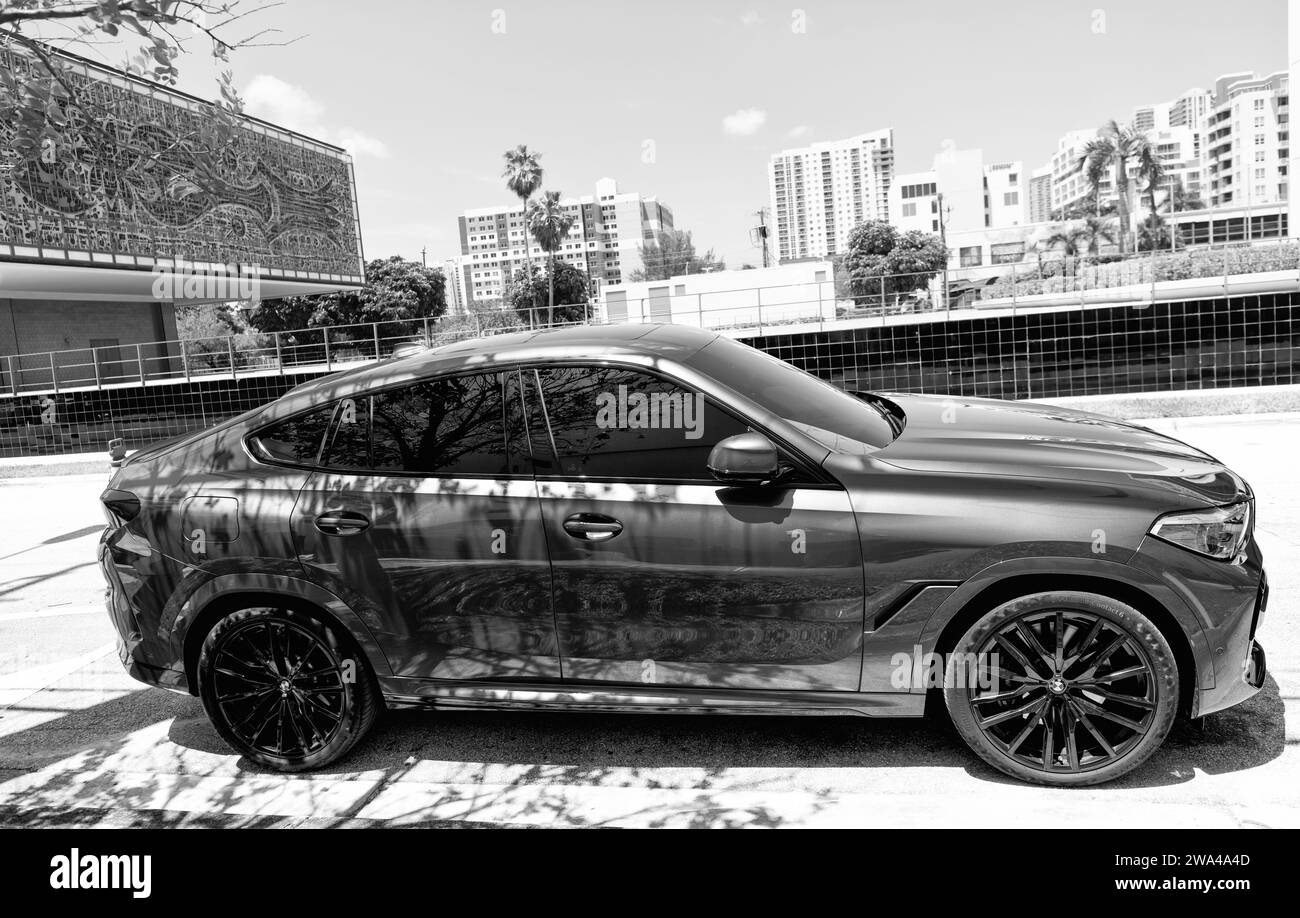 Miami Beach, Florida USA - 15 aprile 2021: Blu bmw x6 sdrive 40i, vista laterale Foto Stock