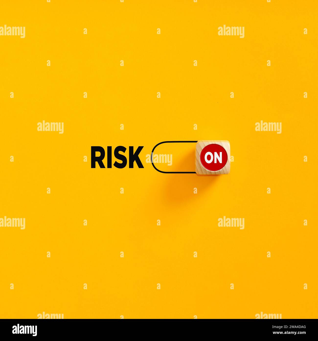 Rischio sul pulsante a scorrimento su sfondo giallo. Assunzione di rischi o gestione dei rischi in azienda. Foto Stock