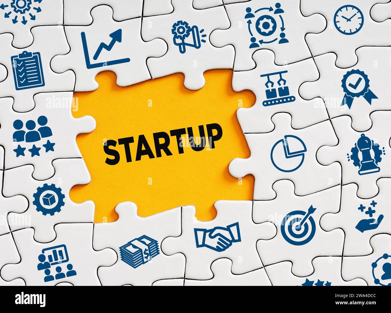 Concetto di avvio aziendale. La parola avvio aziendale in un pezzo di puzzle mancante con simboli aziendali. Foto Stock