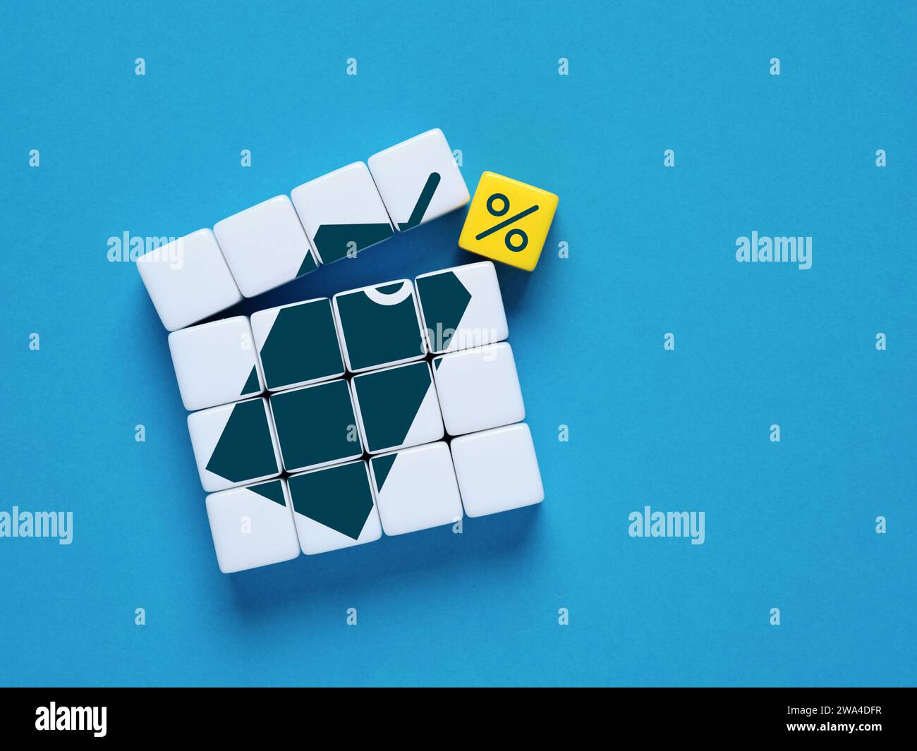 Sconto sul prezzo e offerta stagionale. Etichetta prezzo con simbolo percentuale sui cubi. Foto Stock