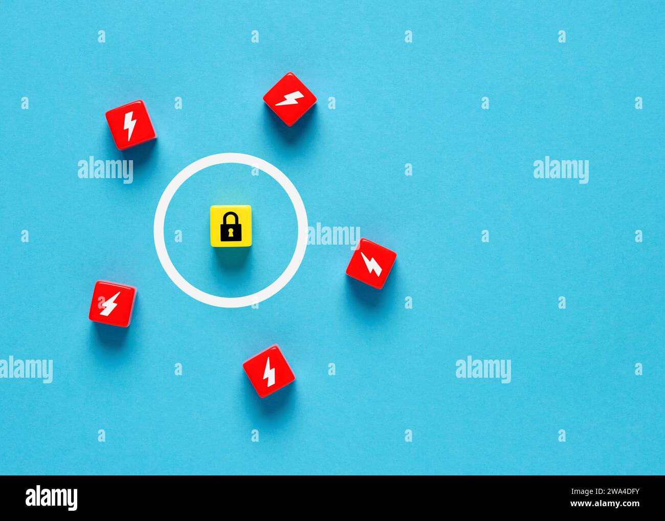 Protezione da attacchi informatici o violazioni della sicurezza. Sicurezza e protezione della privacy dei dati o delle identità. Foto Stock