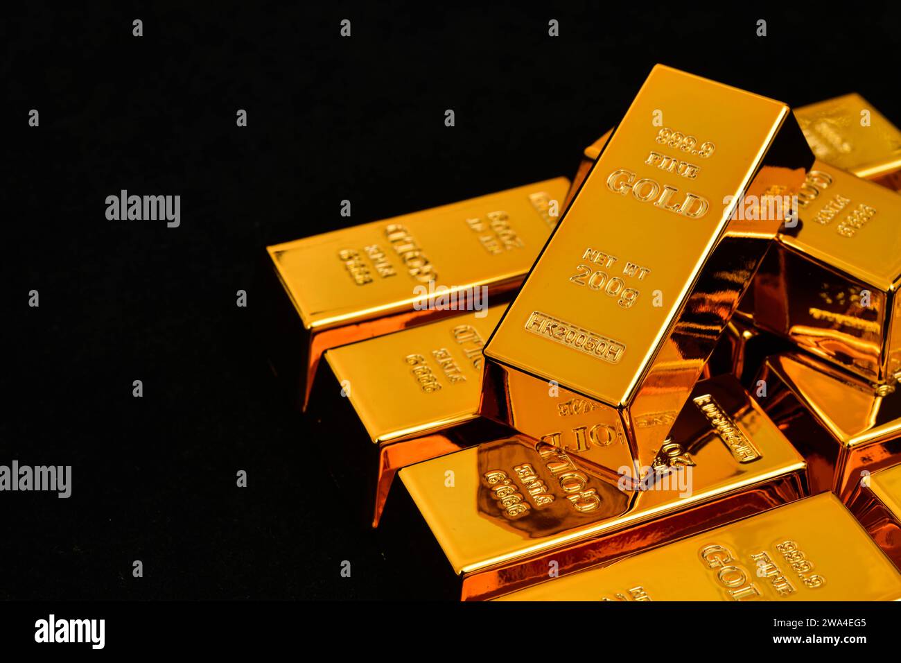 Foto ravvicinata sfondo nero con barra dorata Foto Stock