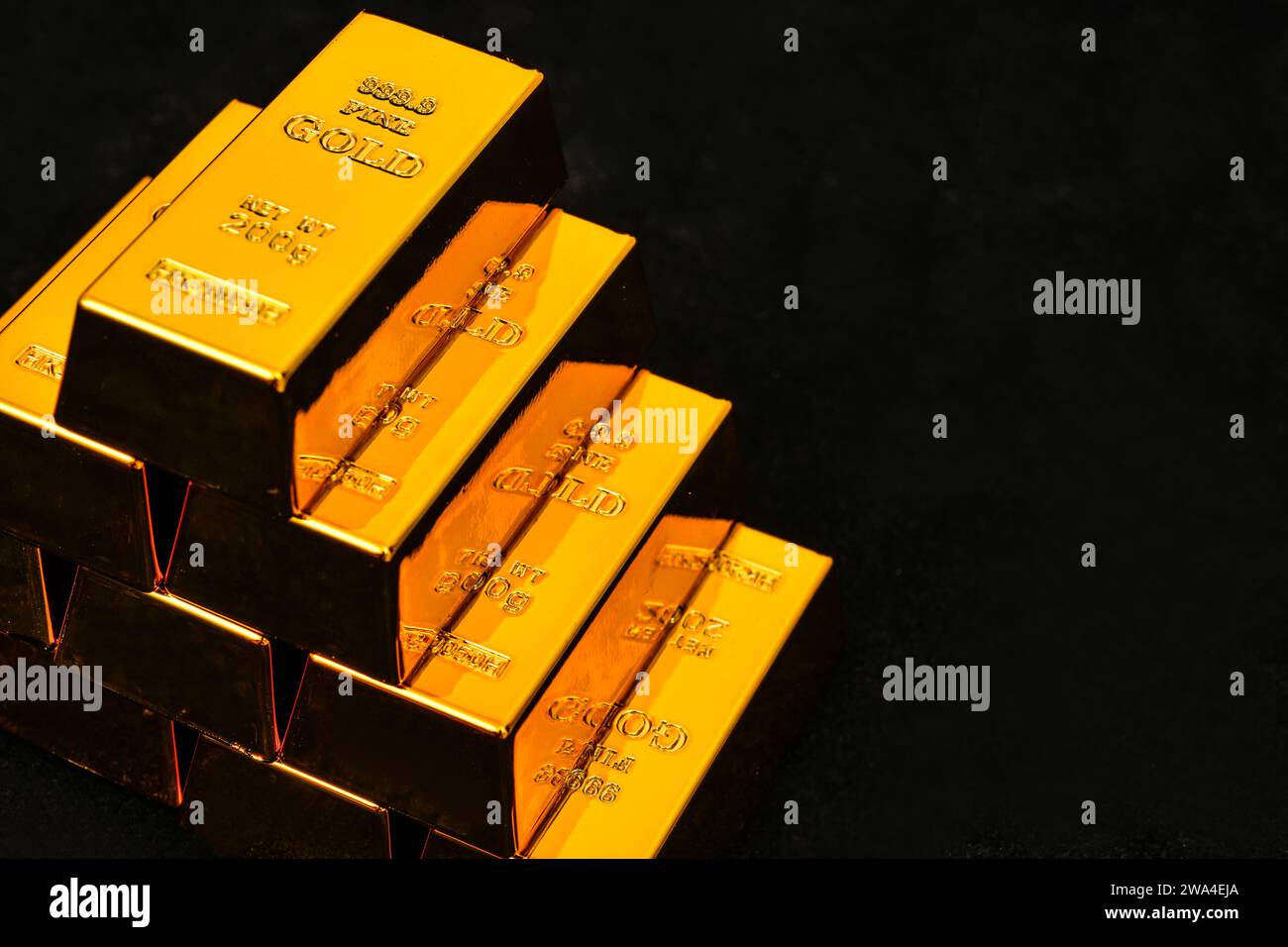 Foto ravvicinata sfondo nero con barra dorata Foto Stock