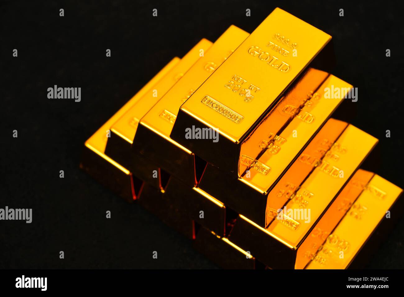 Foto ravvicinata sfondo nero con barra dorata Foto Stock