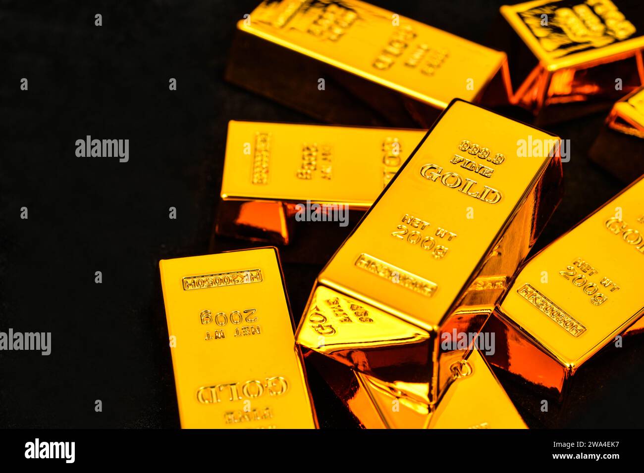 Foto ravvicinata sfondo nero con barra dorata Foto Stock