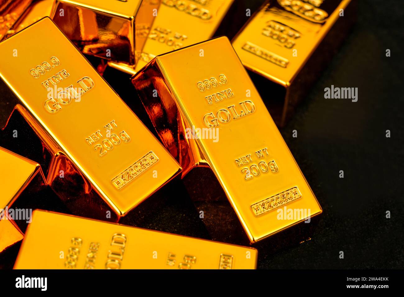 Foto ravvicinata sfondo nero con barra dorata Foto Stock