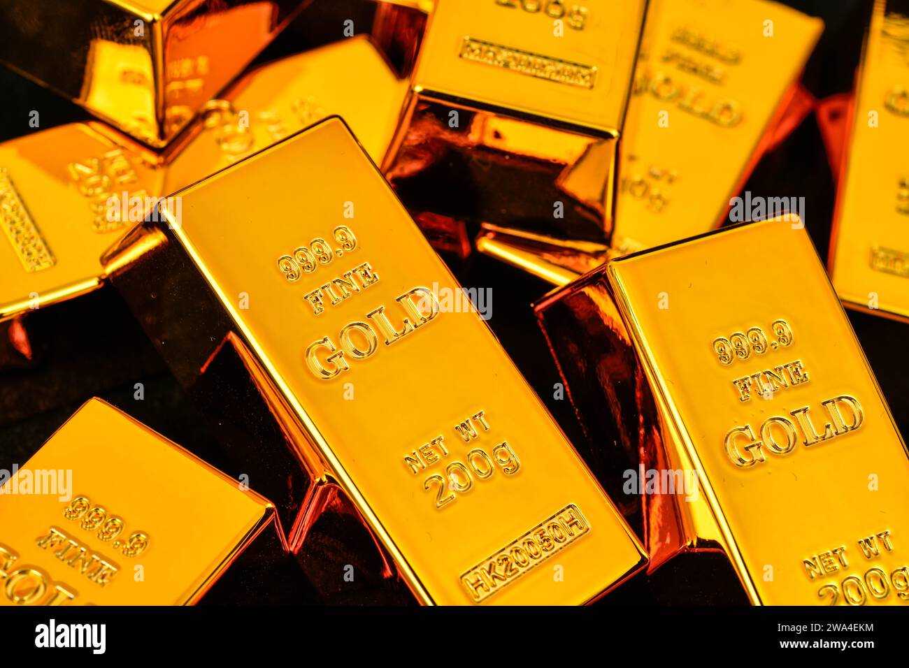 Foto ravvicinata sfondo nero con barra dorata Foto Stock