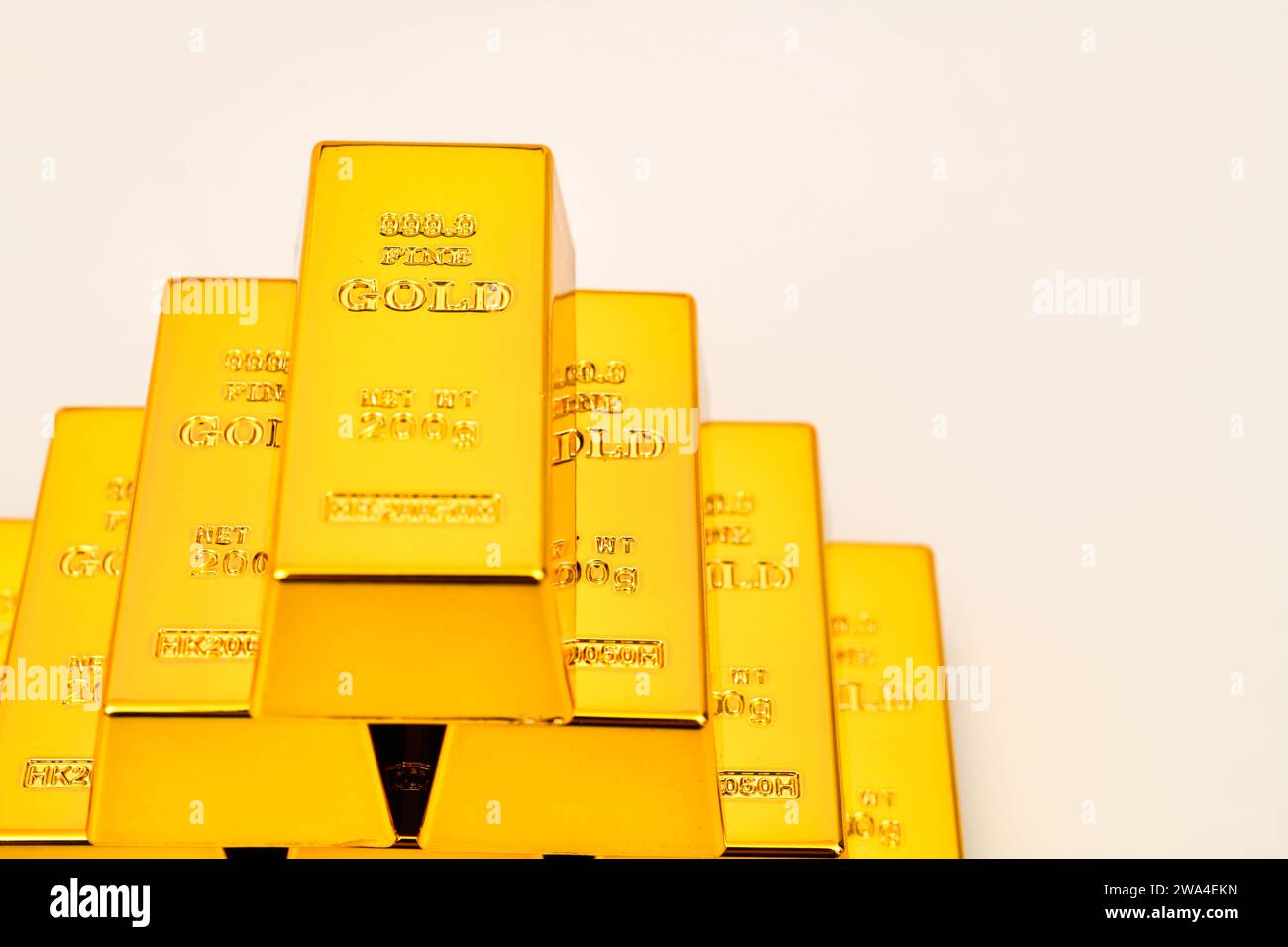 Primo piano foto una barra dorata su sfondo bianco, spazio di copia Foto Stock