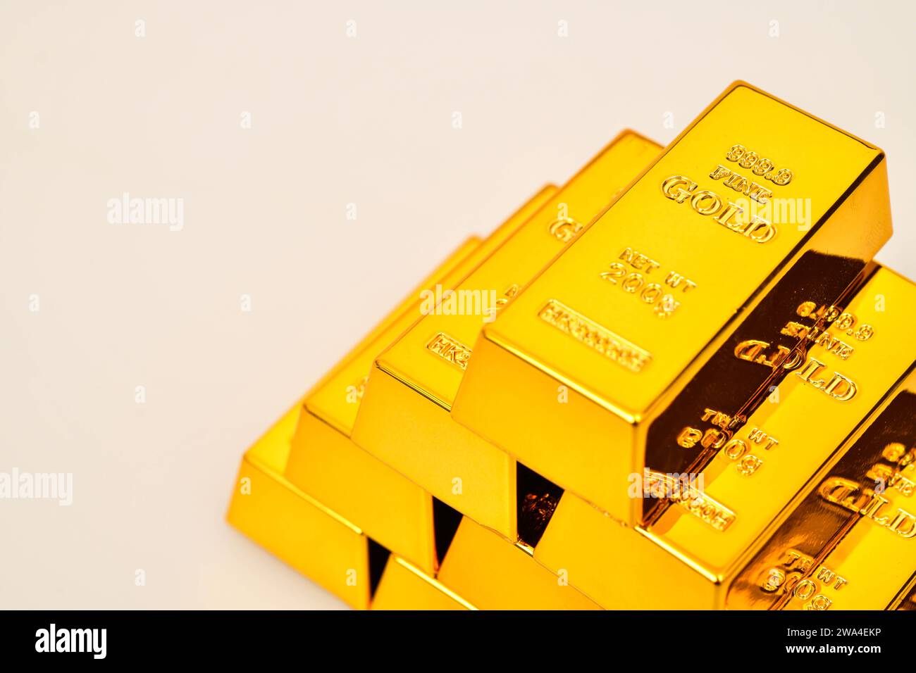 Primo piano foto una barra dorata su sfondo bianco, spazio di copia Foto Stock