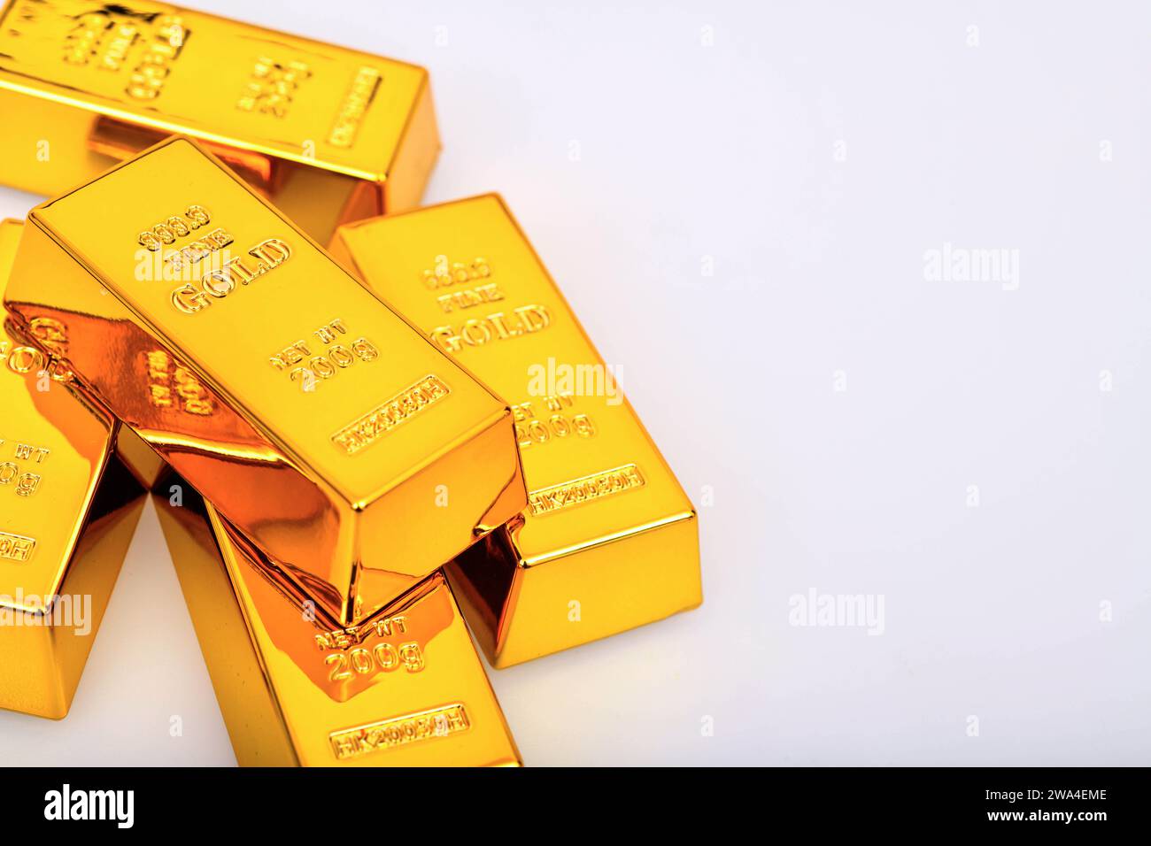 Primo piano foto una barra dorata su sfondo bianco, spazio di copia Foto Stock