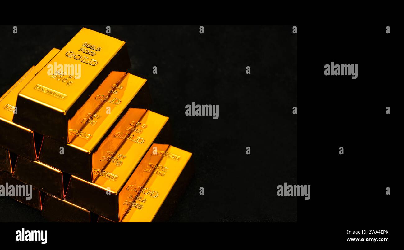 Foto ravvicinata sfondo nero con barra dorata, spazio libero sul lato destro per il testo. Foto Stock