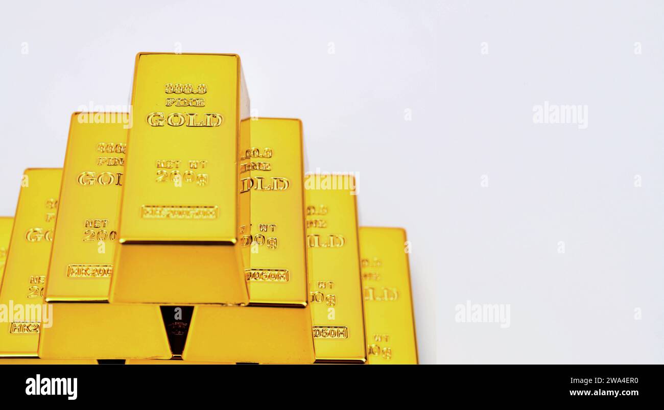 Primo piano foto una barra dorata su sfondo bianco, spazio di copia Foto Stock