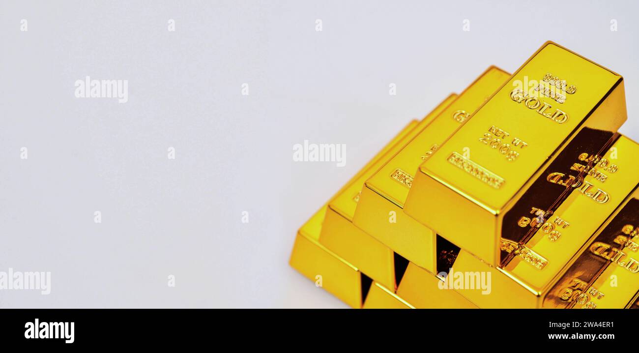 Primo piano foto una barra dorata su sfondo bianco, spazio di copia Foto Stock