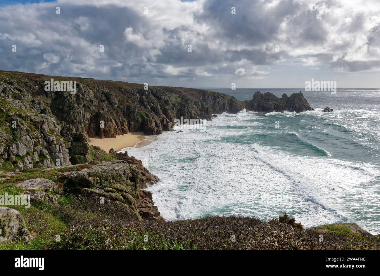 Pedn Vounder Beach, Treen Cliff e Logan Rock da Porth Curno, West Penwith, Cornovaglia, Regno Unito Foto Stock