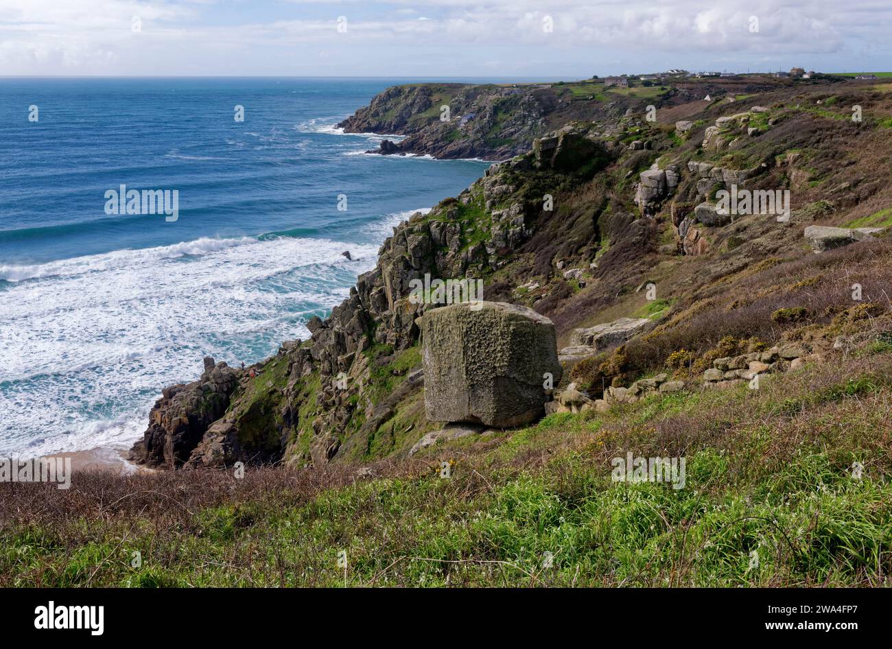 Minack Point e Pedn-men-an-Mere viste da Treen Cliffs, Porth Curno, West Penwith, Cornovaglia, Regno Unito Foto Stock