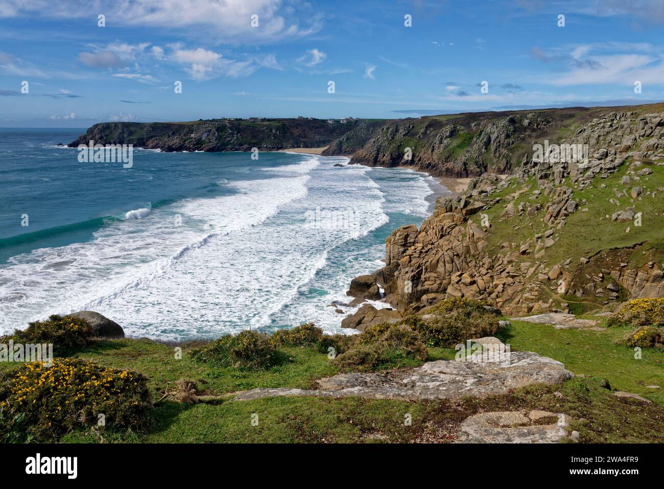 Pedn-men-an-Mere, Minack Point, Porth Curno e Pedn Vounder Beach viste da Logan Rock Foto Stock