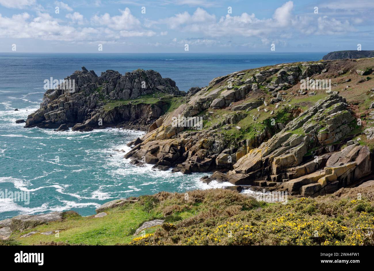 Logan Rock vista da Cribba Head, Penberth Cove, West Penwith, Cornovaglia, Regno Unito Foto Stock