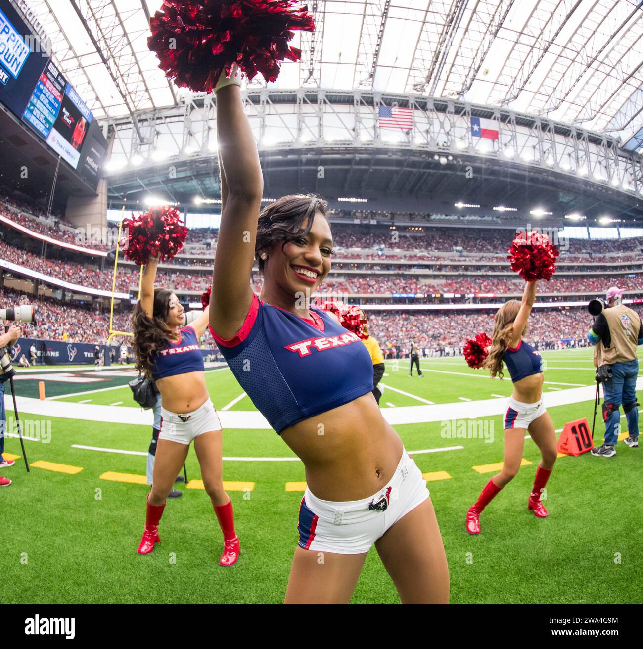 31 dicembre 2023: Gli Houston Texans Cheerleaders si esibiscono durante una partita tra i Tennessee Titans e gli Houston Texans a Houston, Texas. Trask Smith/CSM Foto Stock