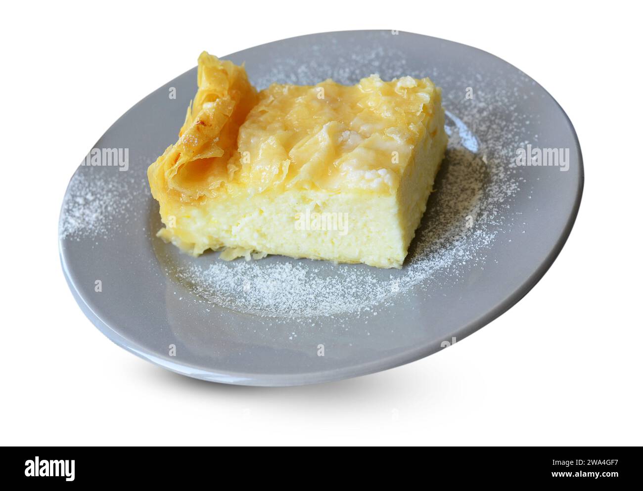 Torta greca al latte con crema pasticcera di semola su sfondo bianco isolato, torta Galaktoboureko Foto Stock