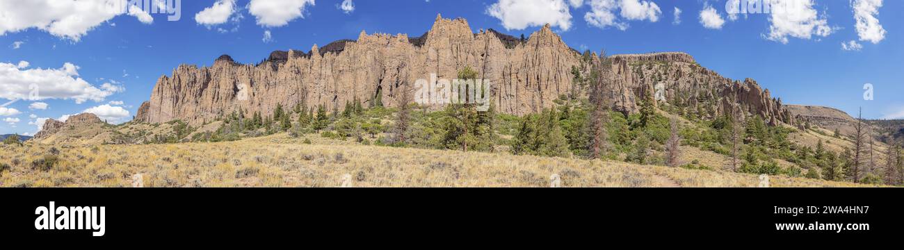 Vista panoramica dei pinnacoli di Dillon nell'area ricreativa nazionale di Curecanti Foto Stock