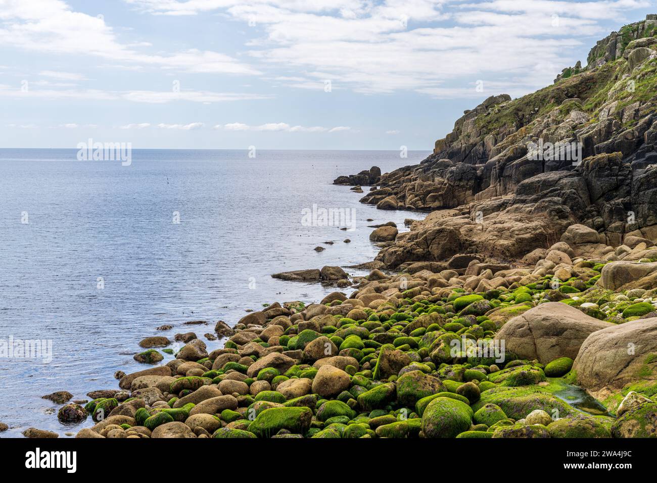 Costa del Mar Celtico e scogliere a Lamorna Cove Beach, Cornovaglia, Inghilterra, Regno Unito Foto Stock