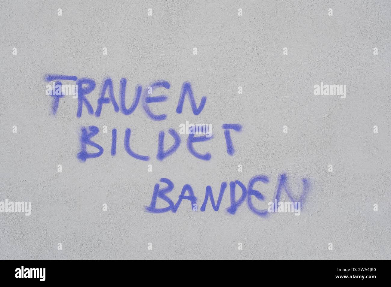 Lo slogan "Women Form Gangs” è scritto su un muro di casa a Colonia-Nippes Foto Stock
