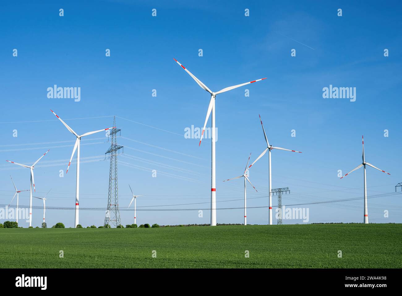 Le turbine eoliche e linee di alimentazione visto in Germania Foto Stock