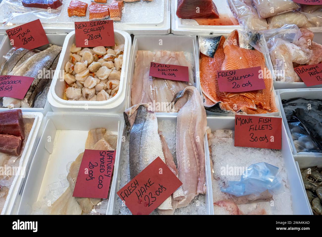 Vari tipi di filetti di pesce in vendita in un mercato Foto Stock