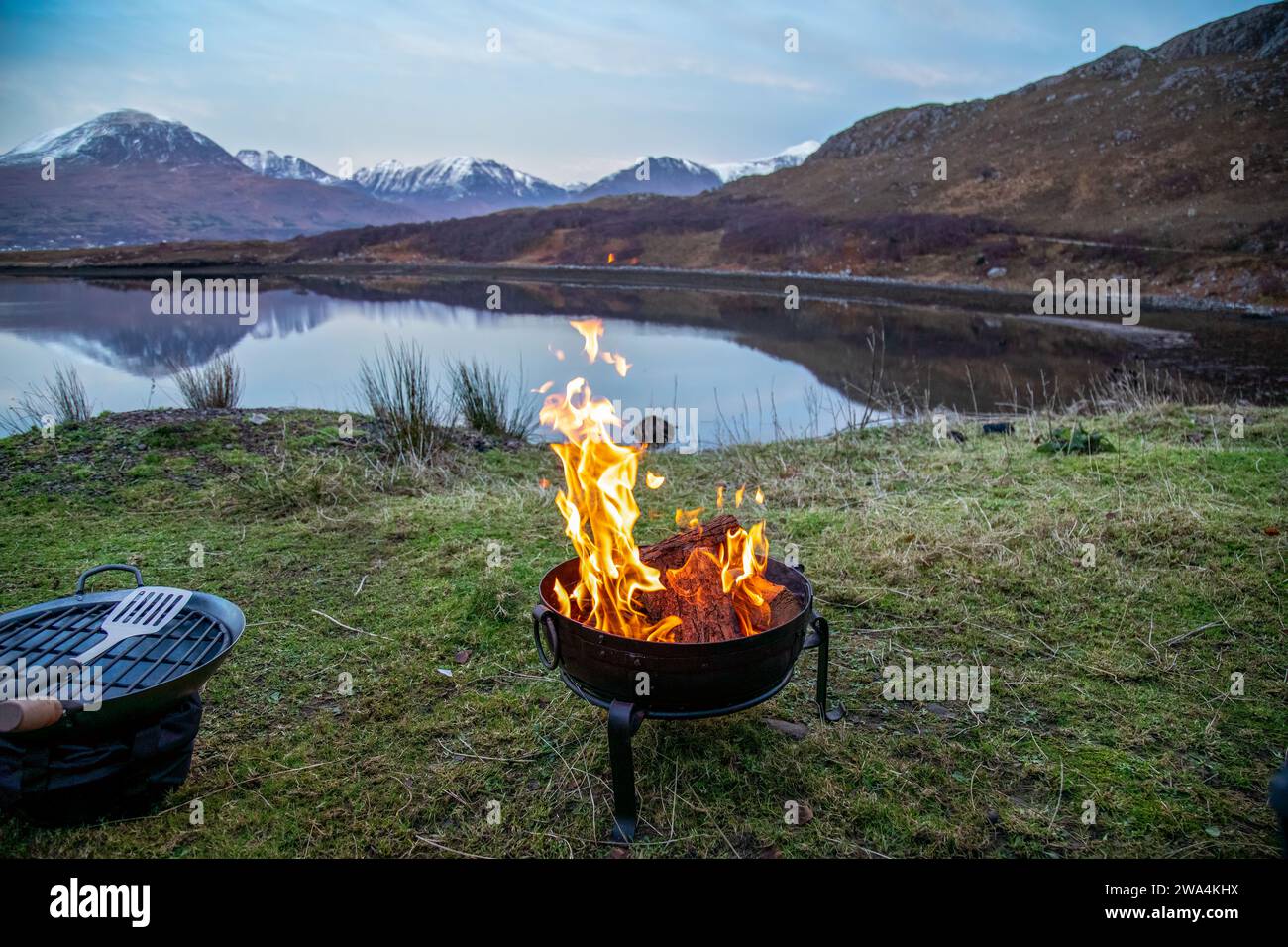 Firepit si affaccia su un'ancora Loch Torridon con riflessi delle montagne in inverno Foto Stock
