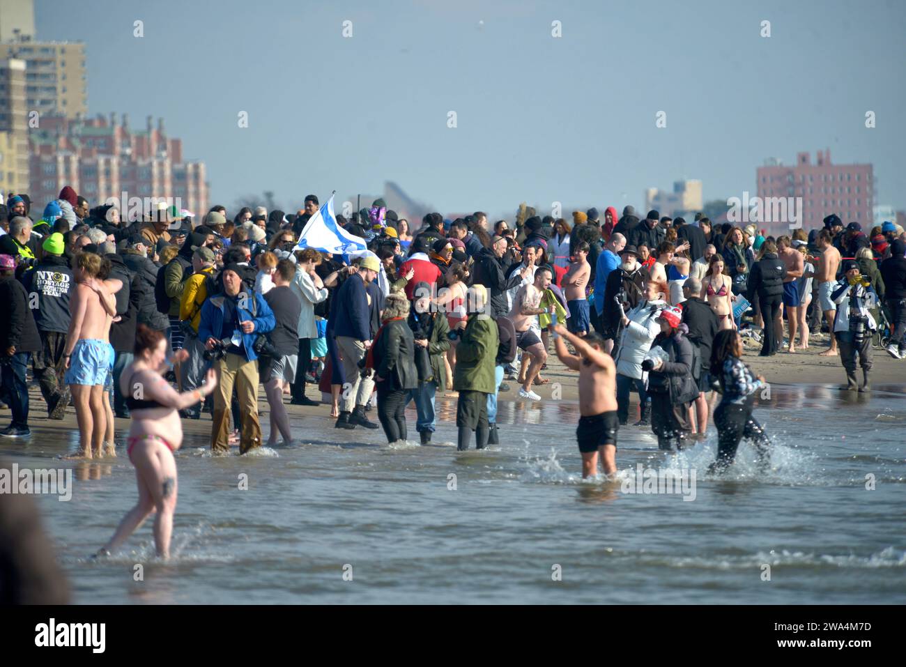 New York, Stati Uniti. 1 gennaio 2024. I nuotatori prendono parte all'annuale "Polare Bear Plunge" del primo gennaio 2023 a Coney Island Beach a New York. Il 121° anniversario del Coney Island Polar Bear Club New Year's Day Plunge attira oltre 4000 partecipanti che stanno sfidando le gelide acque dell'Atlantico. L'evento, iniziato nel 1903, sta raccogliendo fondi per sostenere le organizzazioni locali no-profit nella punta più meridionale di Brooklyn, New York. (Foto di Deccio Serrano/NurPhoto)0 crediti: NurPhoto SRL/Alamy Live News Foto Stock