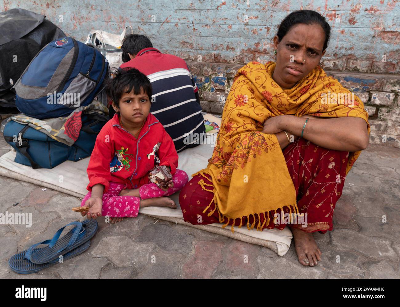 IND , INDIEN : Diese Frau lebt mit ihren Kindern auf einer Strasse in Kalkutta / Calcutta , 18.12.2023 IND , INDIA : questa donna e i suoi figli vivono per le strade di Calcutta / Calcutta , 18.12.2023 *** IND , INDIA questa donna e i suoi figli vivono per le strade di Calcutta Kolkata , 18 12 2023 IND , INDIA questa donna e i suoi figli vivono per le strade di Calcutta Kolkata , 18 12 2023 Foto Stock