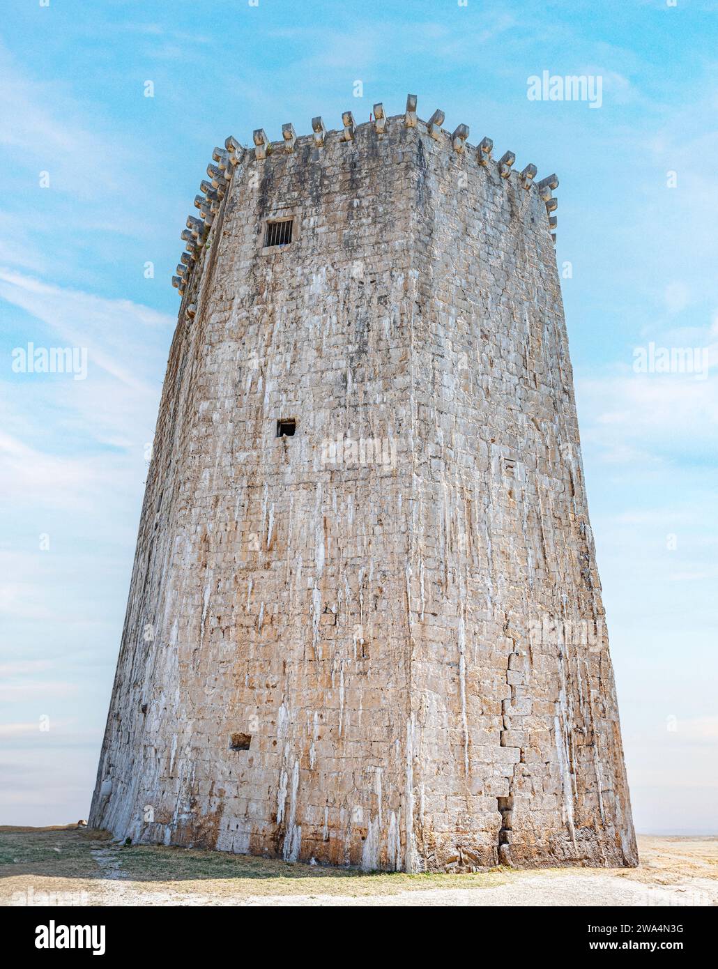 Torre del castello contro il cielo blu. Foto Stock