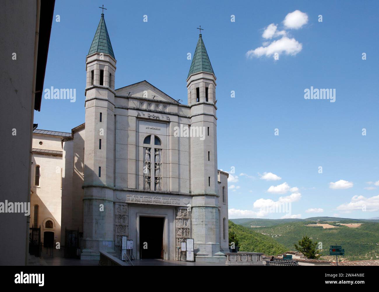 Italia Umbria Cascia: Monastero di Santa Rita da Cascia facciata della chiesa Foto Stock