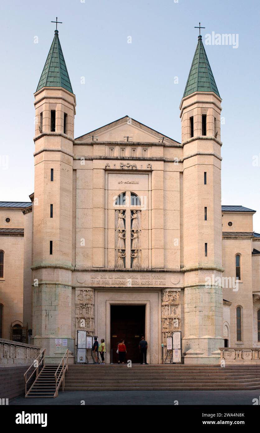 Italia Umbria Cascia: Monastero di Santa Rita da Cascia facciata della chiesa Foto Stock