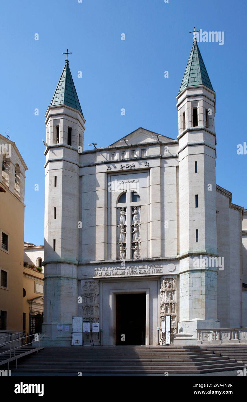 Italia Umbria Cascia: Monastero di Santa Rita da Cascia facciata della chiesa Foto Stock