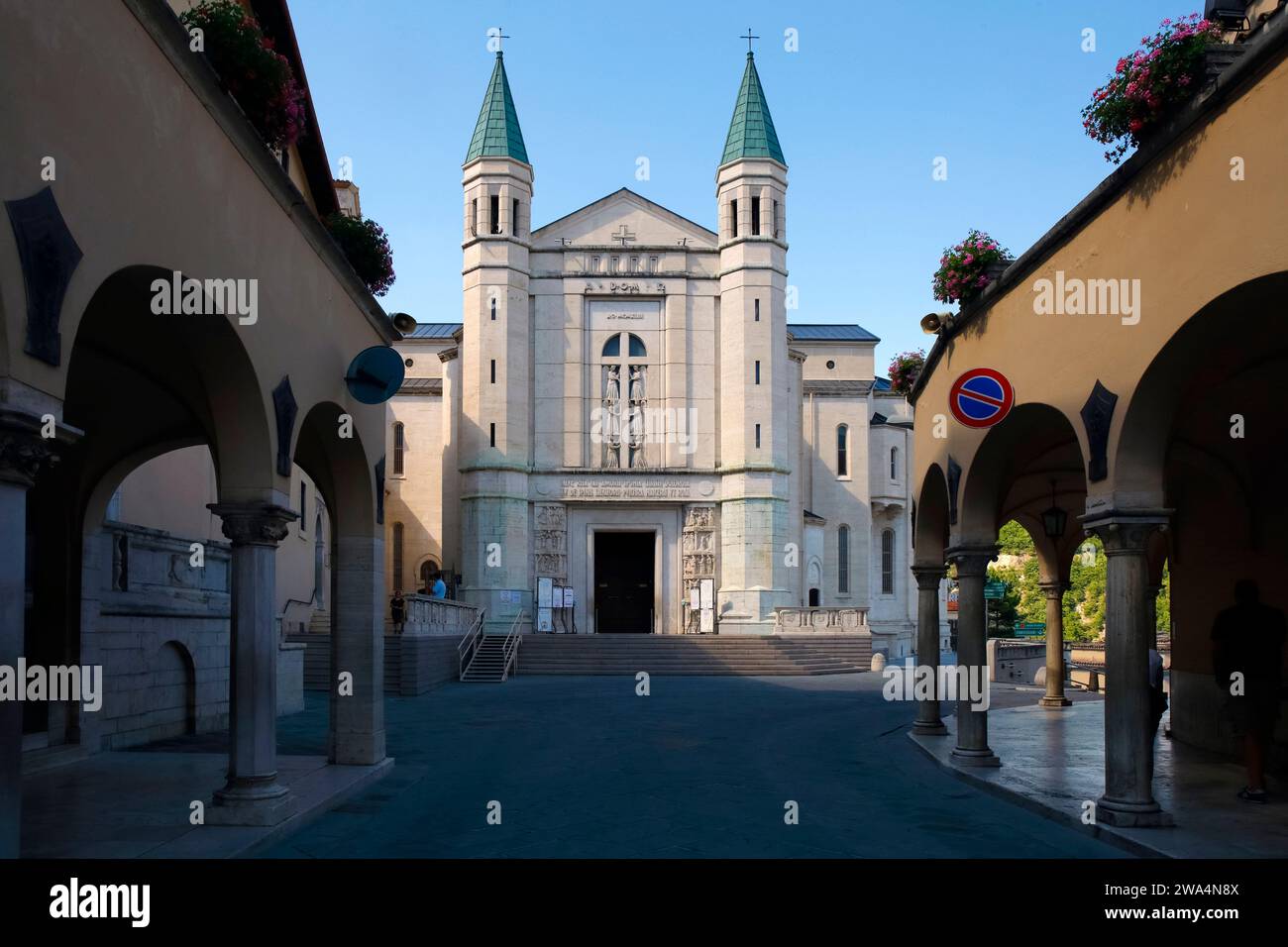 Italia Umbria Cascia: Monastero di Santa Rita da Cascia facciata della chiesa Foto Stock