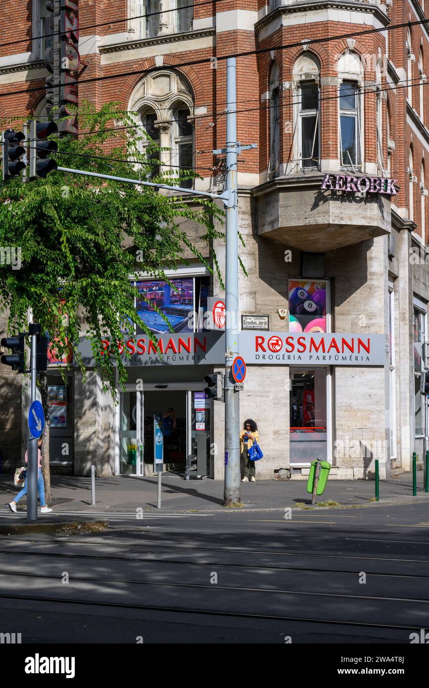 Rossmann è un marchio tedesco di cosmetici e farmacie sviluppato in Europa centrale immagine dell'insegna Rossmann su uno dei loro negozi di Budapest, Hunga Foto Stock