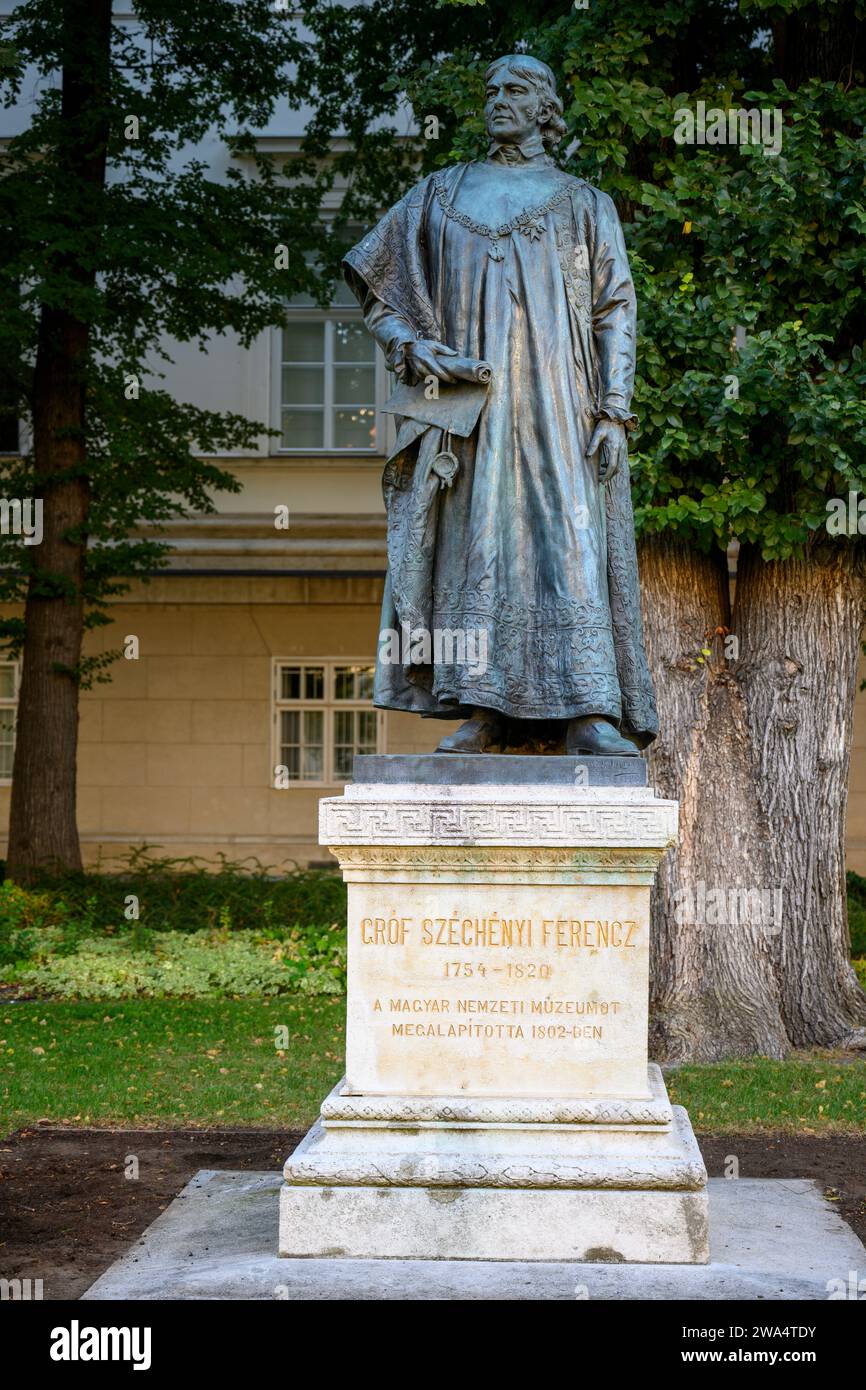 Statua integrale di Grof Szechenyi Ferencz nei giardini che circondano il Museo Nazionale ungherese di Budapest, conte ungherese Ferenc Széchényi de Sárvár Foto Stock