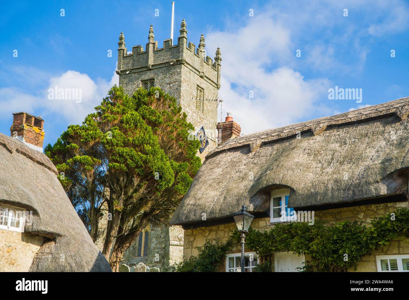 Tutti i santi torre della chiesa nel pittoresco villaggio di Godshill Isola di Wight UK. Ottobre 2020 Foto Stock