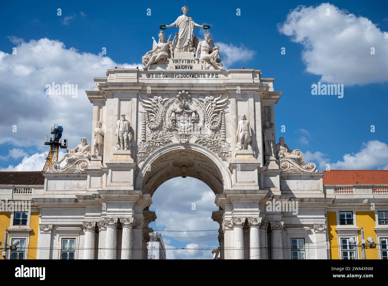 Arco da Rua Augusta a Praca do Comercio (Plaza del commercio), Lisbona, Portogallo l'arco di Rua Augusta è un edificio storico in pietra, simile ad un arco commemorativo Foto Stock