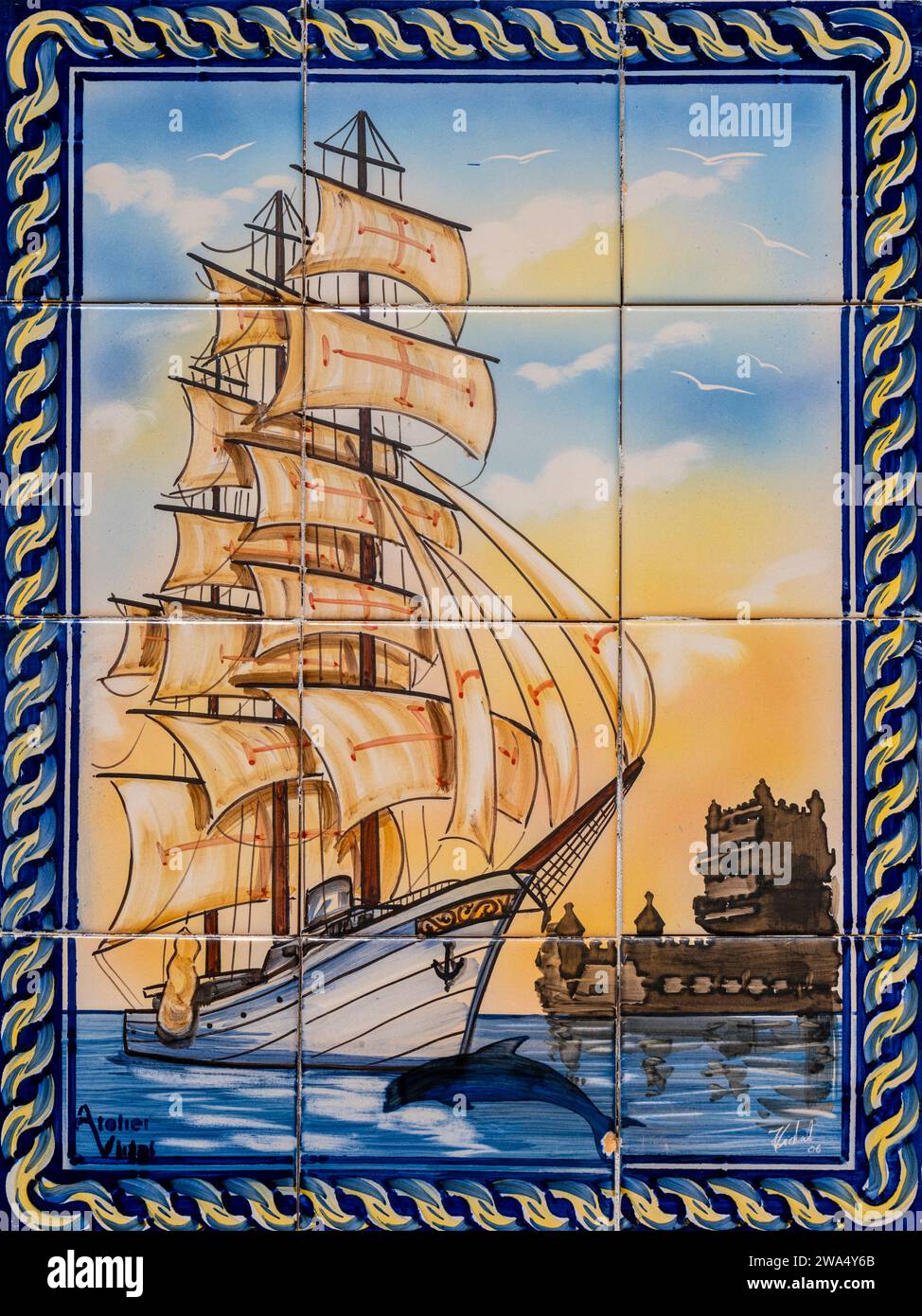 Azulejos moderni e colorati raffiguranti una nave portoghese del XVI secolo, il quartiere di Alfama, Lisbona Foto Stock