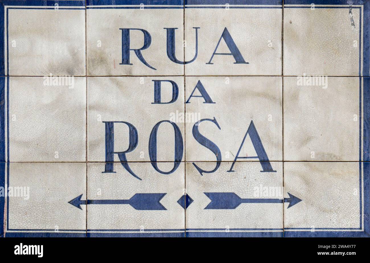 Rua da Rosa, [strada rosa o rosa] segnaletica stradale piastrellata decorata e dipinta, Bairro alto, Lisbona, Portogallo, Foto Stock