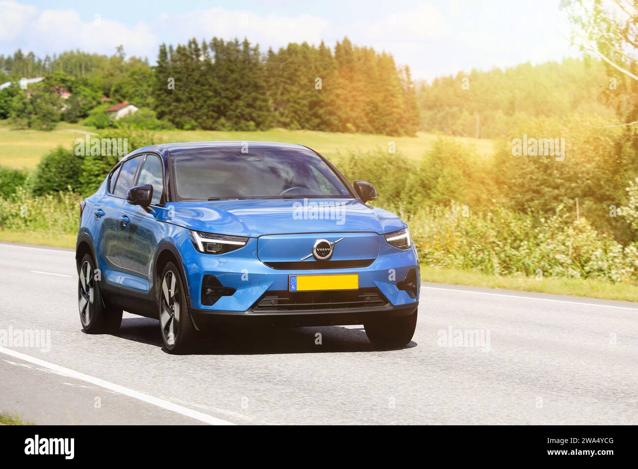 Volvo XC40 blu ricarica l'auto elettrica a velocità elevata in autostrada in una giornata di sole d'estate. Salo, Finlandia. 9 agosto 2023. Foto Stock