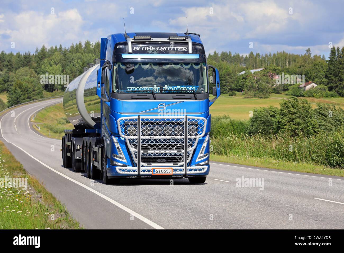 Nuovo autocarro armato Volvo FH540 blu di Transport Sjoman Oy Ab a velocità elevata sull'autostrada 52 in una giornata di sole d'estate. Salo, Finlandia. 9 agosto 2023. Foto Stock