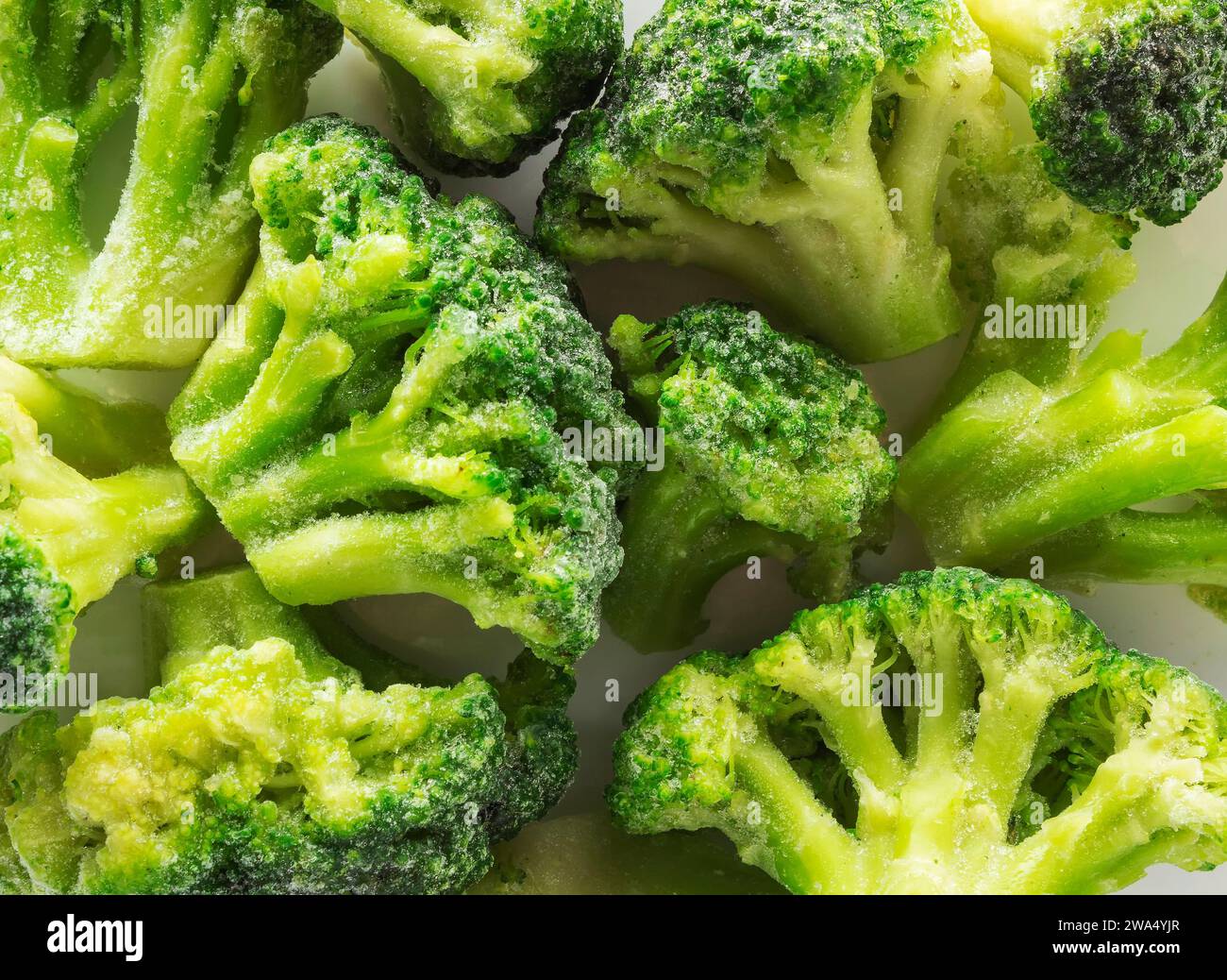 Primo piano dei broccoli surgelati ricoperti di ghiaccio e verdure surgelate. Foto Stock
