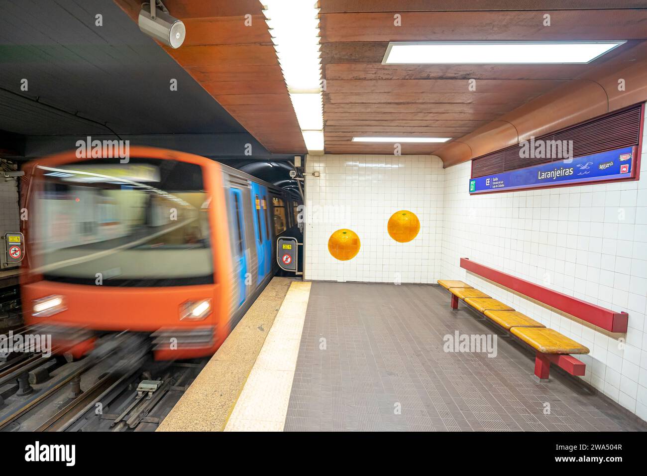 Interno della stazione della metropolitana di Laranjeiras con carrozza ferroviaria in movimento sfocato.lisboa-estremadura-portogallo.1-1-2023 Foto Stock