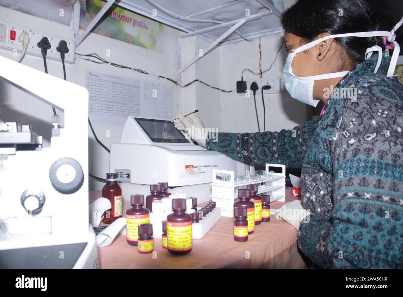 Lady Pathologist che elabora i campioni presso il laboratorio di patologia per l'analisi. Concetto di diagnosi medica. Concetto medico. India Foto Stock