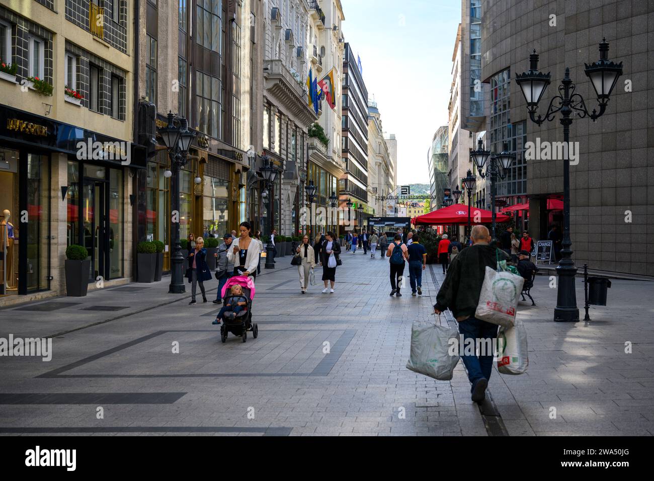 Pedoni e acquirenti in piazza Deak Ferenc, quartiere V, Budapest, Ungheria Foto Stock